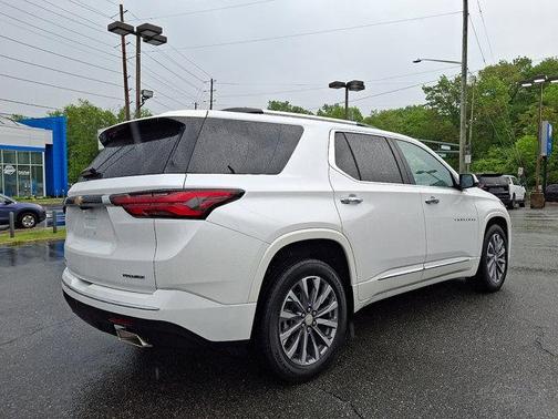 Iridescent Pearl Tricoat 2023 Chevrolet Traverse Premier