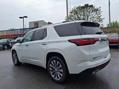 Iridescent Pearl Tricoat 2023 Chevrolet Traverse Premier
