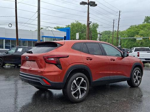 Cayenne Orange Metallic 2024 Chevrolet Trax 1RS