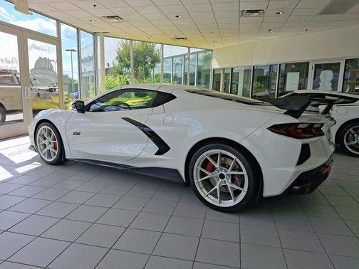 White Pearl Metallic 2023 Chevrolet Corvette Stingray w/3LT