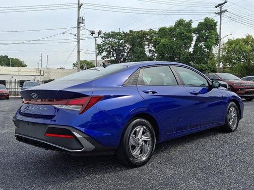 2025 Hyundai ELANTRA SE