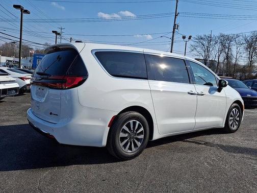 2023 Chrysler Pacifica Hybrid Touring L