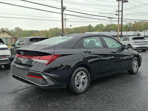 2025 Hyundai ELANTRA SE