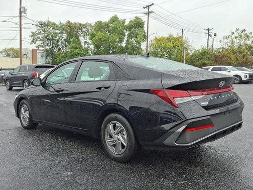 2025 Hyundai ELANTRA SE