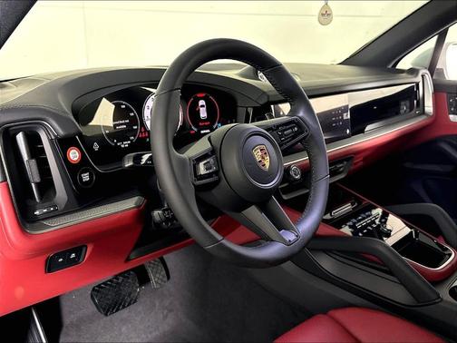 0Q/Whit 2026 Porsche Cayenne