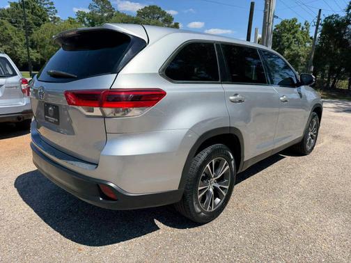 Celestial Silver Metallic 2019 Toyota Highlander LE I4