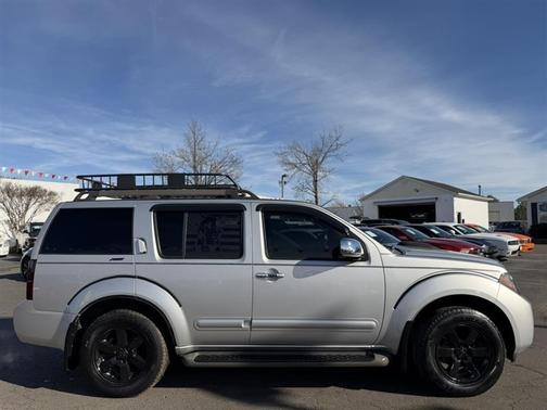 2008 Nissan Pathfinder SE