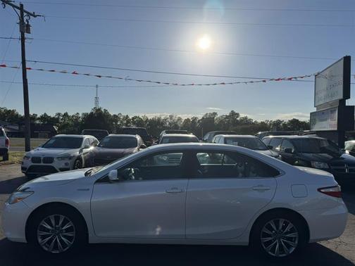 White 2017 Toyota Camry Hybrid