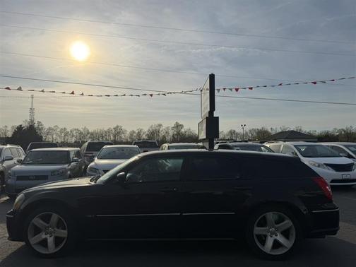 Black 2006 Dodge Magnum SRT8