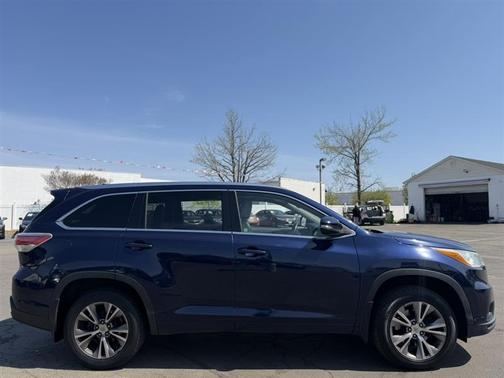 Blue 2014 Toyota Highlander XLE