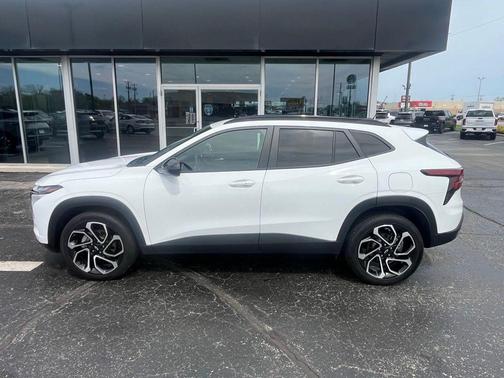 Summit White 2024 Chevrolet Trax FWD 2RS