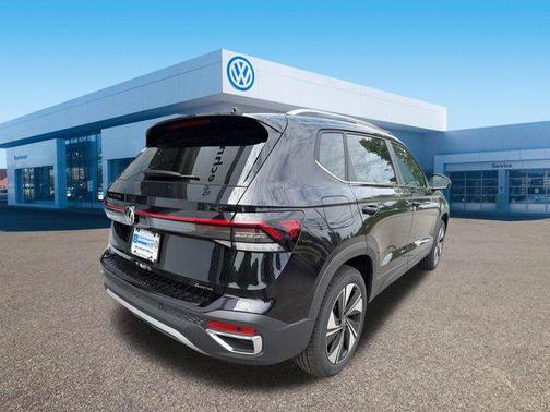 Deep Black Pearl 2026 Volkswagen Taos SE