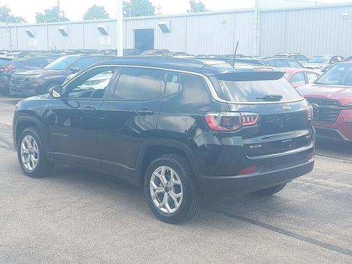 Diamond Black Crystal Pearlcoat 2025 Jeep Compass Latitude