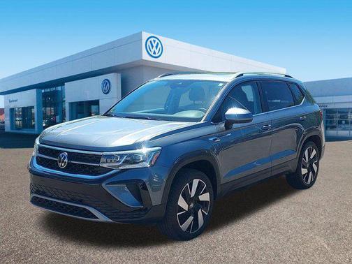 Platinum Gray Metallic 2024 Volkswagen Taos 1.5T SEL