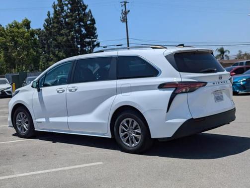 2021 Toyota Sienna LE