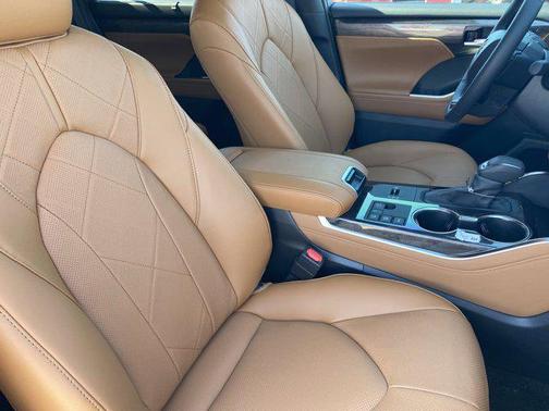 2025 Toyota Highlander Hybrid Platinum