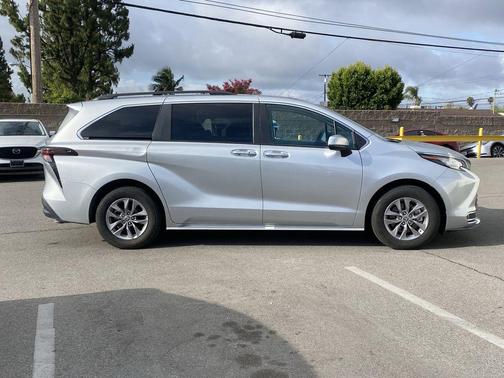 Celestial Silver Metallic 2023 Toyota Sienna XLE