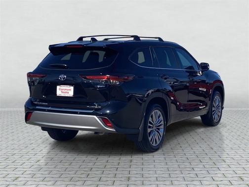 2025 Toyota Highlander Hybrid Platinum