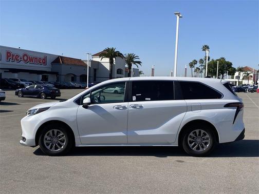 2025 Toyota Sienna XLE