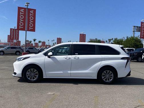 2025 Toyota Sienna LE