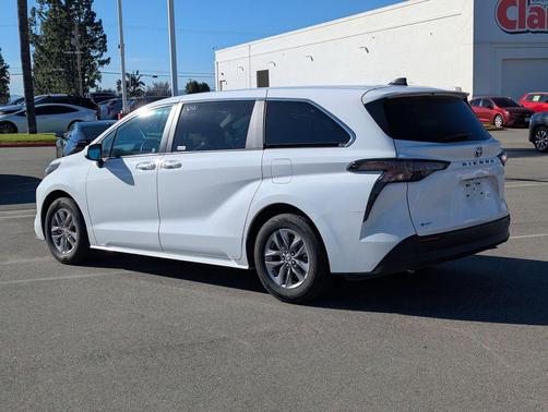 2025 Toyota Sienna LE