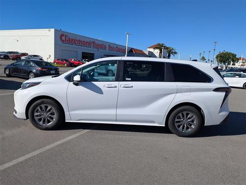 2025 Toyota Sienna LE