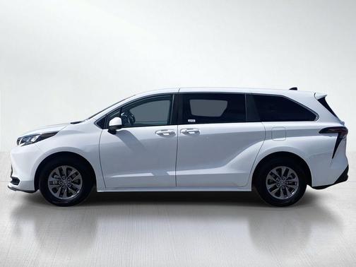 2025 Toyota Sienna LE