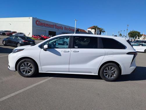 2025 Toyota Sienna LE