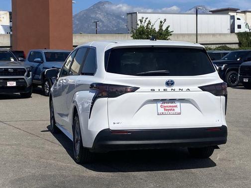 2025 Toyota Sienna LE