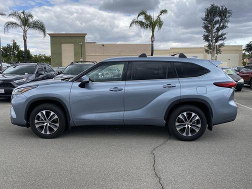 Moon Dust 2021 Toyota Highlander XLE