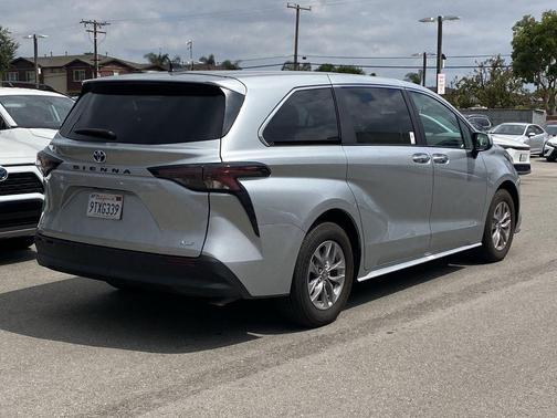 Celestial Silver Metallic 2025 Toyota Sienna XLE