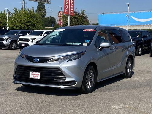 2025 Toyota Sienna LE