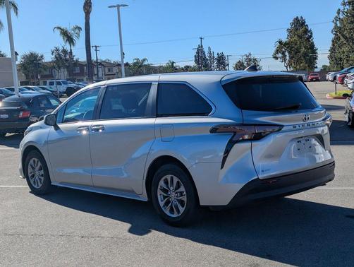2025 Toyota Sienna LE