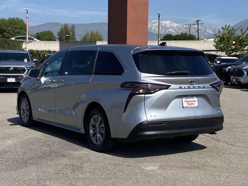 2025 Toyota Sienna LE