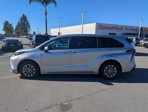 2025 Toyota Sienna LE