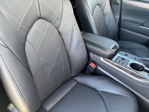 2025 Toyota Highlander Hybrid Platinum