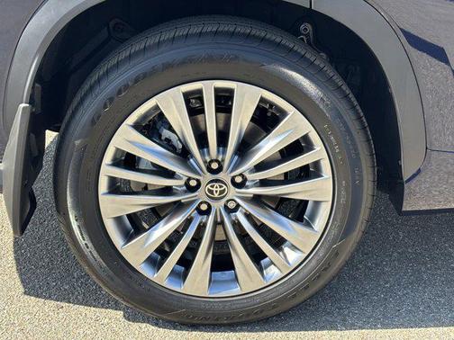 2025 Toyota Highlander Hybrid Platinum