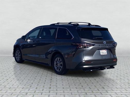 2025 Toyota Sienna LE