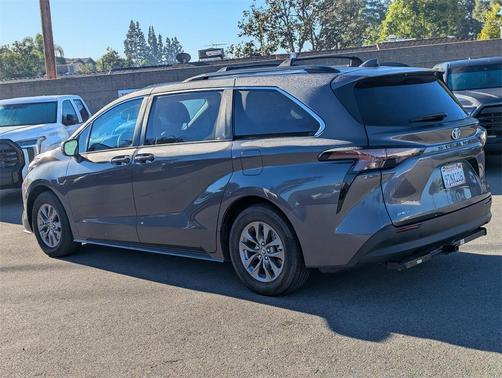 2025 Toyota Sienna LE