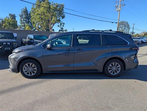 2025 Toyota Sienna LE