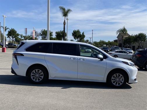 2025 Toyota Sienna XLE
