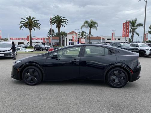 2025 Toyota Prius LE