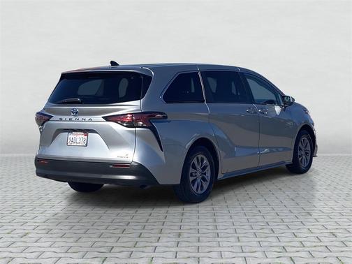 2022 Toyota Sienna LE