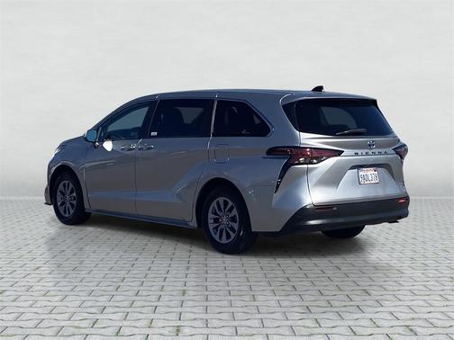 2022 Toyota Sienna LE