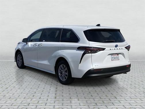 2025 Toyota Sienna XLE
