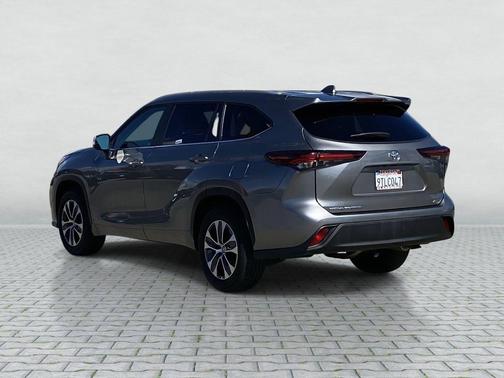 2025 Toyota Highlander XLE