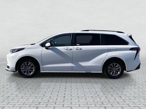 2024 Toyota Sienna LE