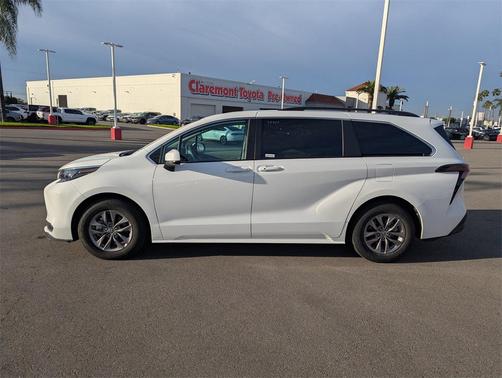2024 Toyota Sienna LE