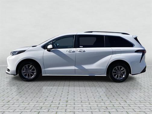 2024 Toyota Sienna LE