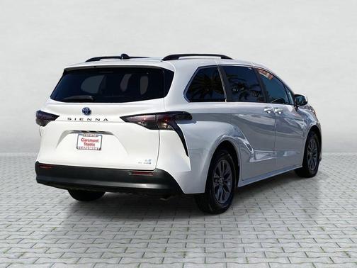 2024 Toyota Sienna LE